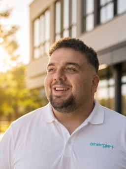 Mitarbeiter der Energie Plus GmbH im energie+ Poloshirt vor dem Firmengebäude